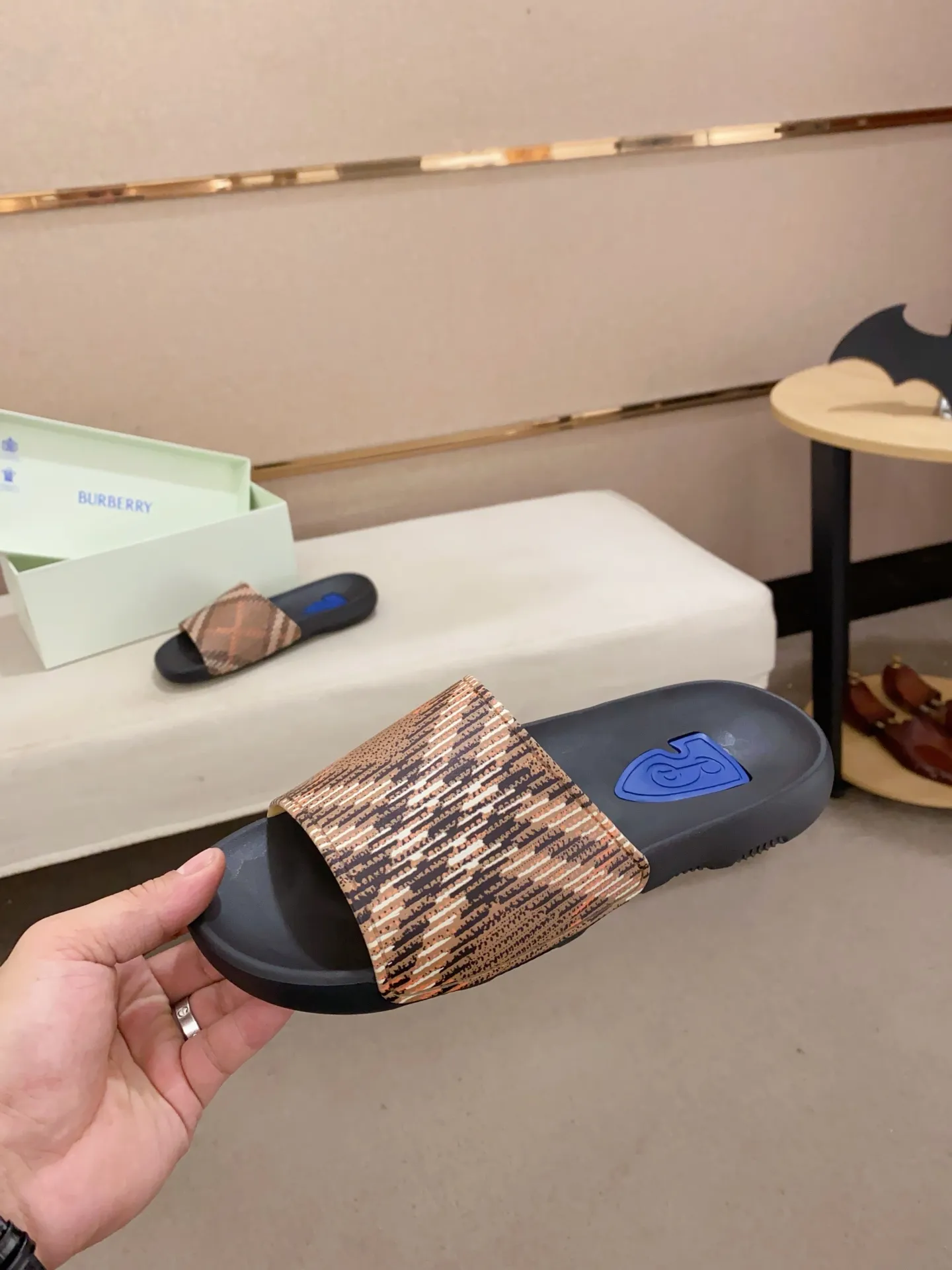 Men's shoes 💰: 320💰 [Burberry slippers] High-end men's shoes brand official website 1:1 latest masterpiece: original mold customization, the fabric is made of imported original rubber material, upgraded outsole, lighter and non-slip. The market's top quality, simple yet tasteful, a must-have for fashionistas, fashionable at your feet, full of confidence, the same style at the counter 👍The season of summer slippers is here. Code: 39-46